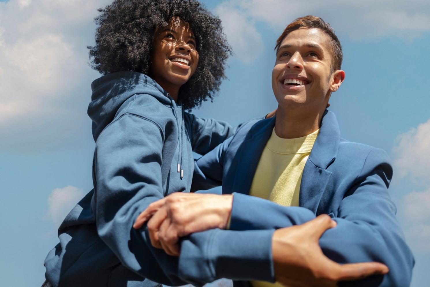 Familie bei gemeinsamen Lernaktivitäten im Alltag